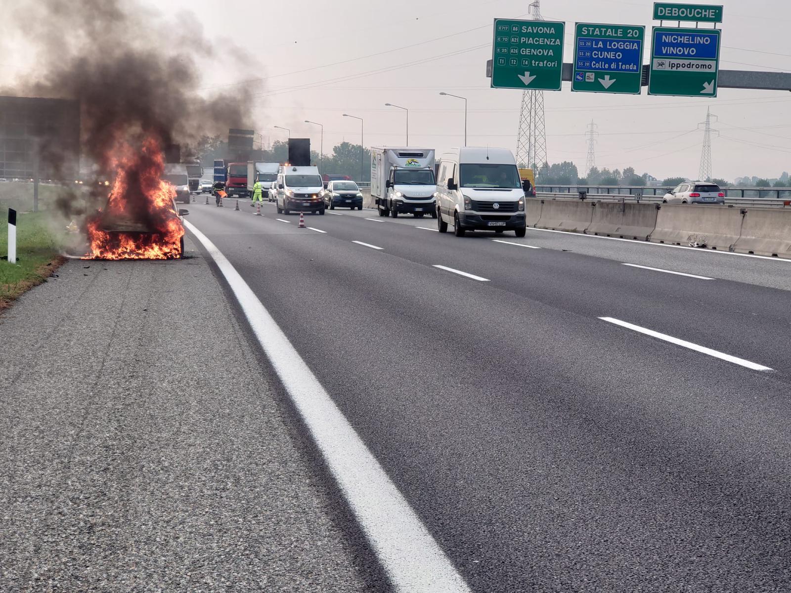 NICHELINO – Va a fuoco la macchina in tangenziale a Debouché: guasto elettrico l’ipotesi