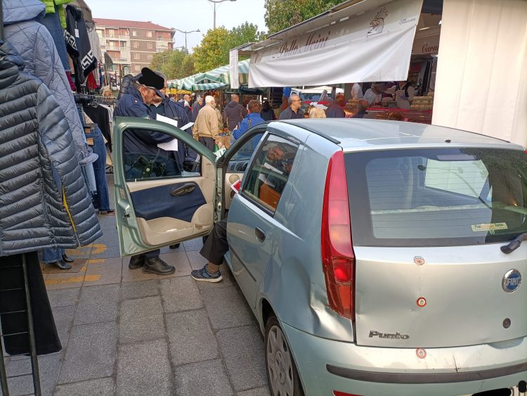 NICHELINO – Sbaglia strada e piomba con la macchina nel mercato