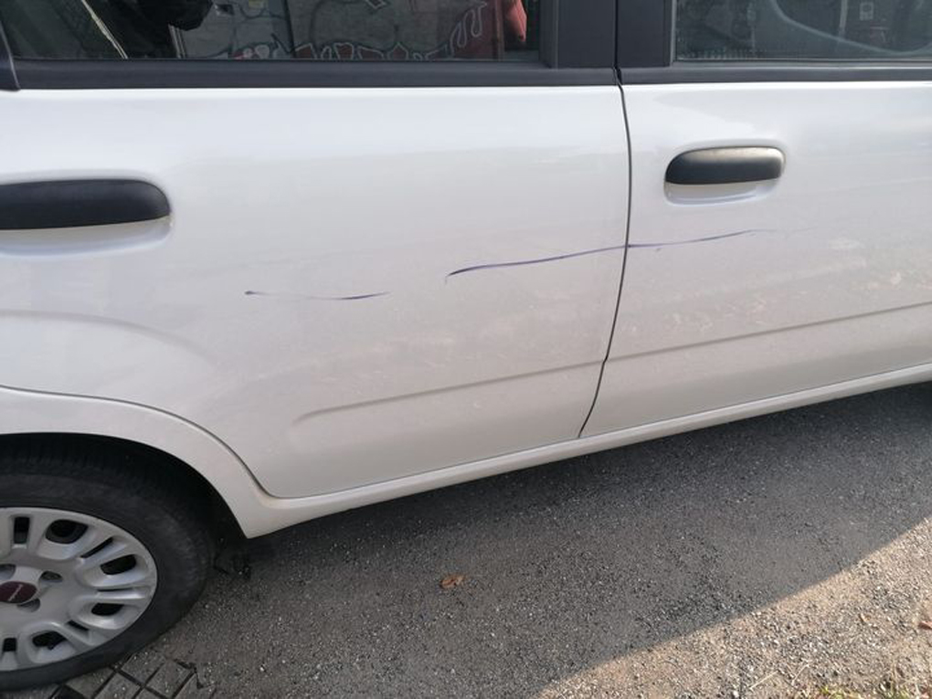 NICHELINO – Vandali prendono di mira auto parcheggiate in via Buonarroti