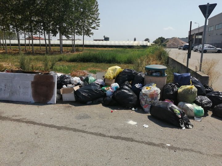 SANTENA – Abbandonava rifiuti: multato dalla polizia locale e due aziende denunciate
