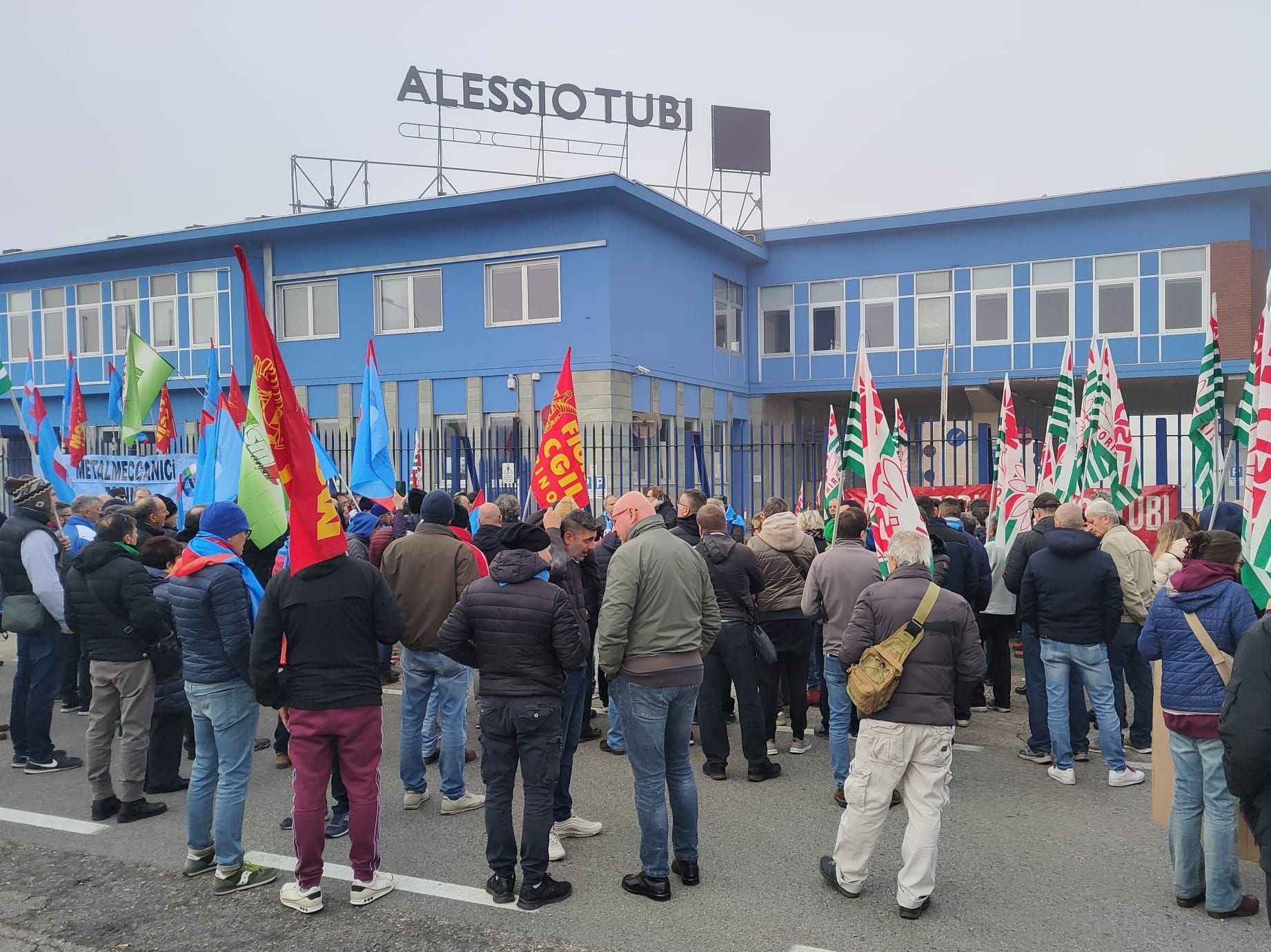 LA LOGGIA – Centinaia di lavoratori davanti la Alessio Tubi per la sicurezza