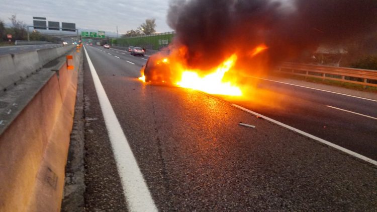 NICHELINO – Auto sbanda, si schianta in tangenziale e poi prende fuoco