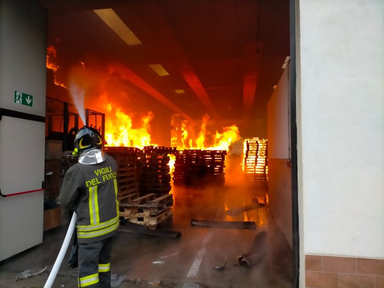 Vasto incendio a Villastellone: le fiamme distruggono la Ecopallets