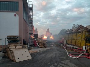 Vasto incendio a Villastellone: le fiamme distruggono la Ecopallets