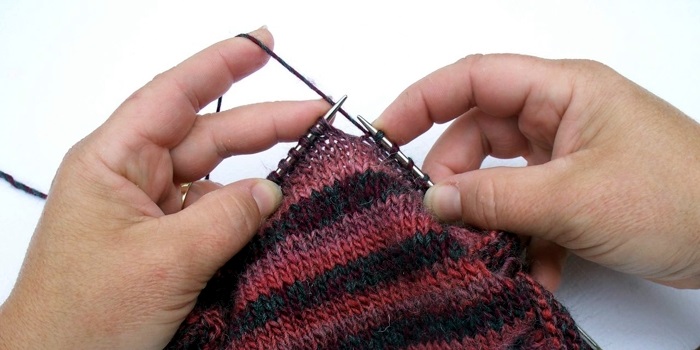 MONCALIERI – Nei centri anziani si lavora la lana per creare berretti