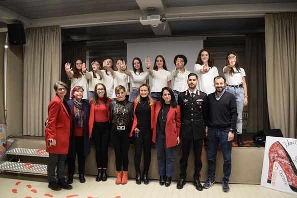 SANTENA – L’educazione alla non violenza inizia dalla scuola: l’iniziativa ‘Red Shoes day’