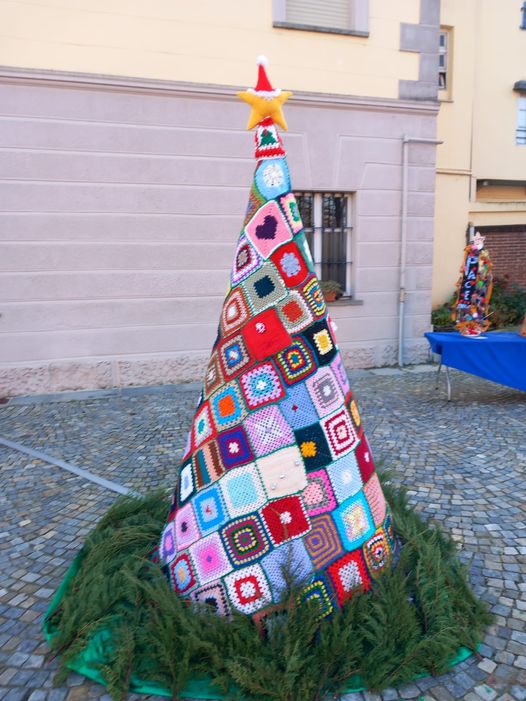 CANDIOLO – Un racconto di Natale dall’Albero parlante in piazza