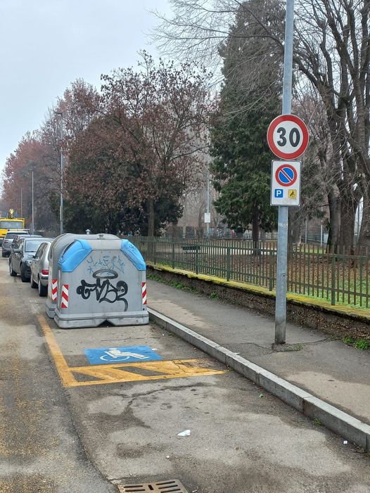 NICHELINO – Svuotano la campana del vetro e la lasciano sul parcheggio disabili