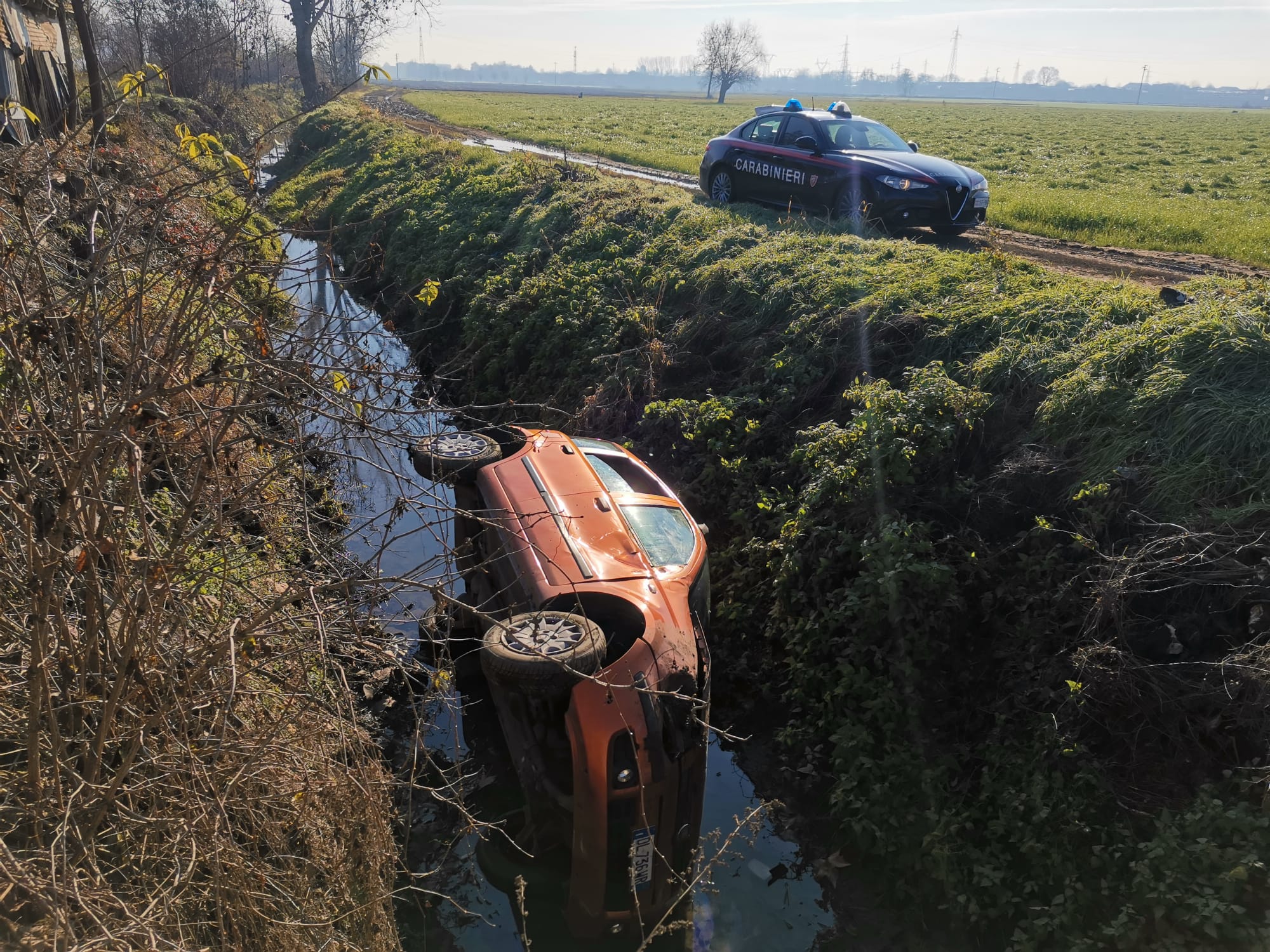 CARMAGNOLA – Precipita in un fossato con la macchina e resta lì ore prima di venire salvato dai carabinieri