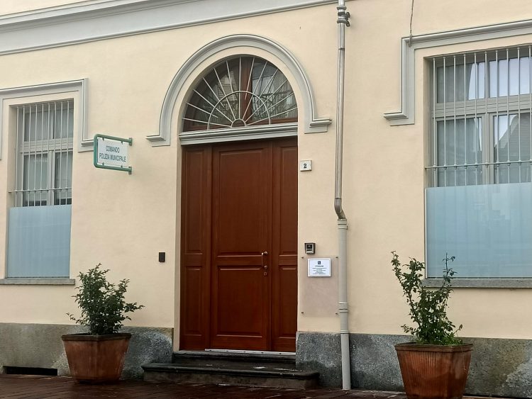 NICHELINO – Auto incastrata nel passaggio a livello