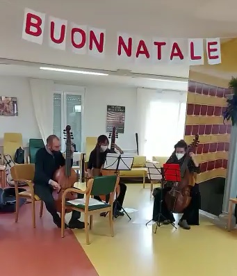 VINOVO – Giovani musicisti del conservatorio suonano per gli anziani ospiti della rsa