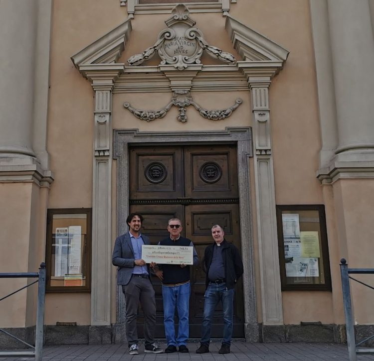 CARMAGNOLA – I clienti della farmacia di Salsasio raccolgono fondi per la chiesa