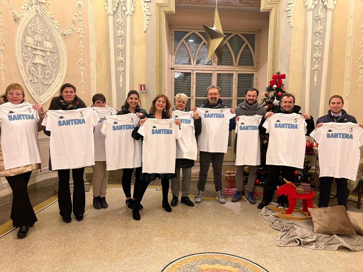 SANTENA – Maglie della città donate ai commercianti dal Comune