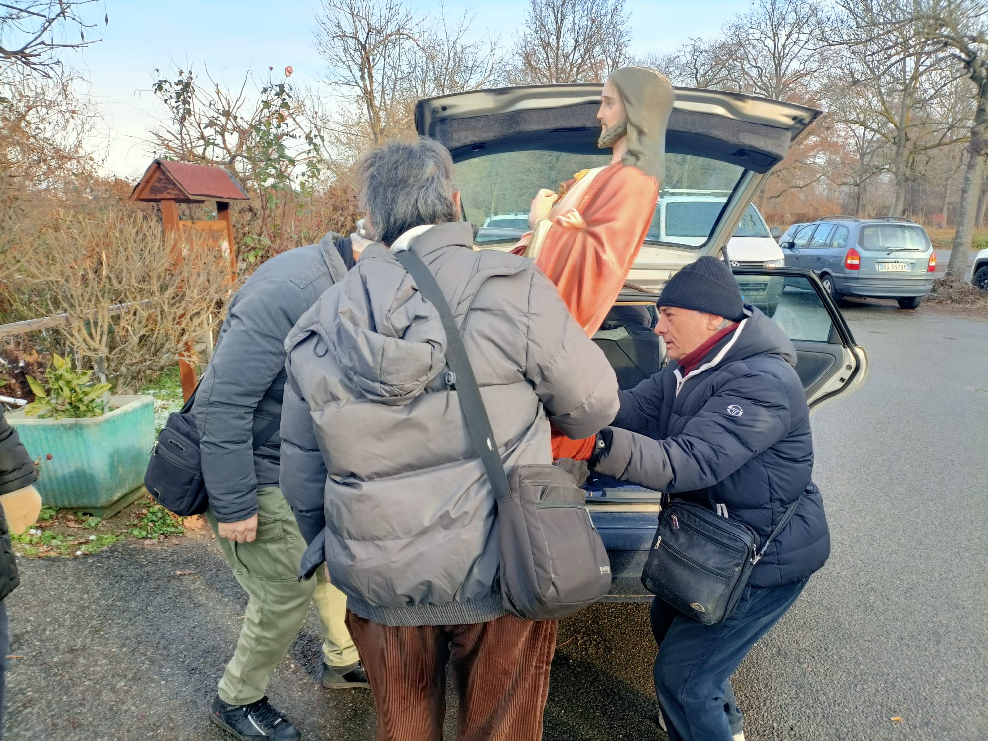 STUPINIGI – La statua di Gesù che piange portata dal Vescovo per le analisi