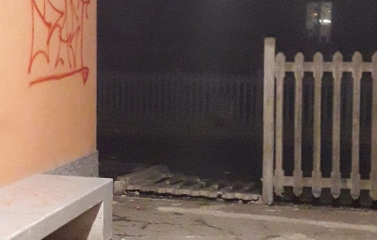 NICHELINO – Vandali alla stazione abbattono un pezzo di staccionata in cemento