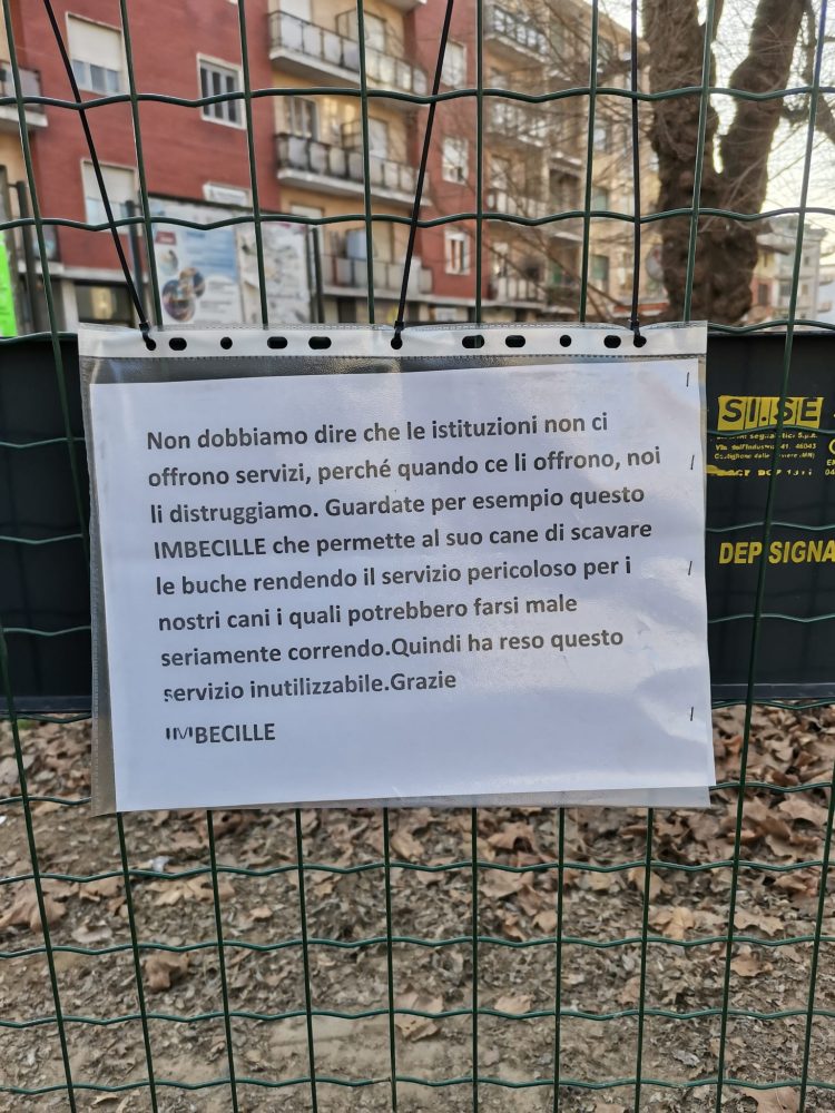 NICHELINO – L’area cani viene devastata dalle buche e appare un cartello di insulti a chi non ha messo a posto