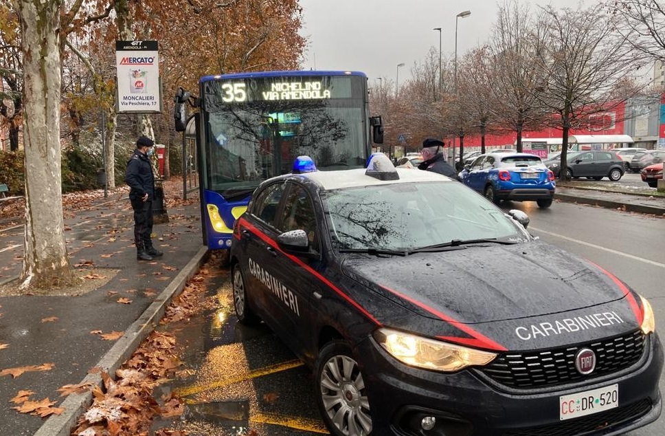 NICHELINO – Controlli dei carabinieri sul 35: identificati 15 giovanissimi. Uno aveva rubato il martelletto dìemergenza