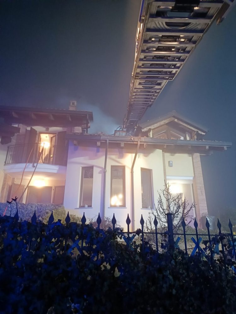 POIRINO – Incendio nella notte in una casa ai Favari