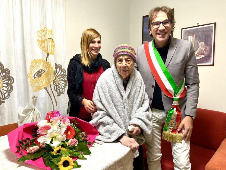 NICHELINO – Nonna Giovanna compie 100 anni e il Comune la festeggia