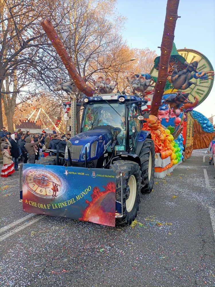 NICHELINO – Il carro di carnevale della città sfila alla Pellerina di Torino