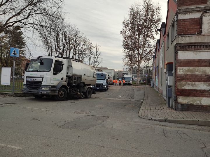 TROFARELLO – Pulizia straordinaria delle foglie per il forte vento