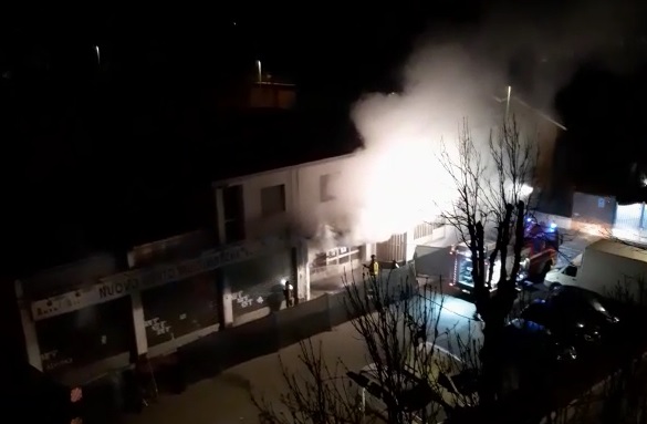 CARIGNANO – Incendio in un capannone di corso Battisti