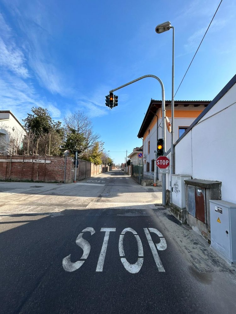 SANTENA – Scarsa visibilità e rischio incidenti, arriva un nuovo semaforo