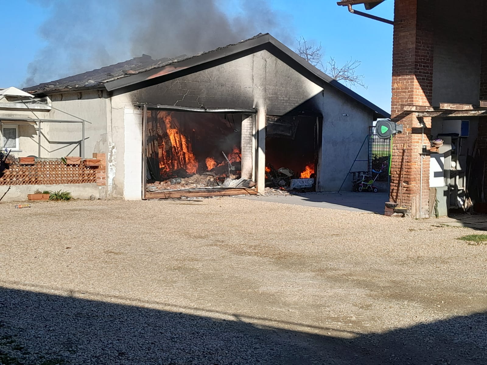 VINOVO – A fuoco un capanno di attrezzi in via Altina