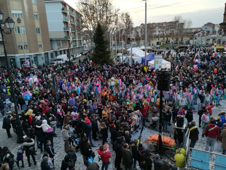 NICHELINO – Un fiume di gente per festeggiare il Carnevale