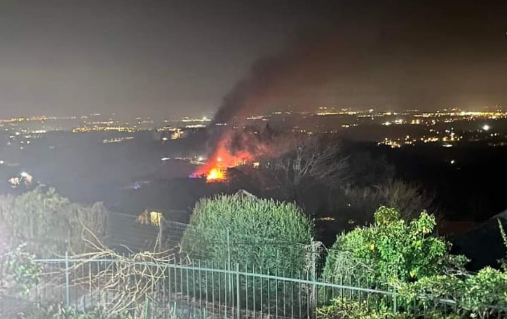 PECETTO – A fuoco tetto in frazione Rosero