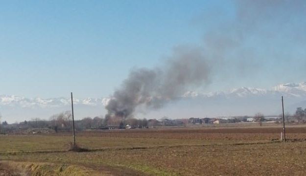 VINOVO – Incendio nel campo nomadi di strada Rottalunga