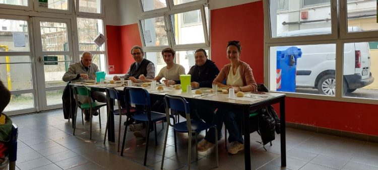 TROFARELLO – L’amministrazione mangia con i piccoli alunni delle scuole