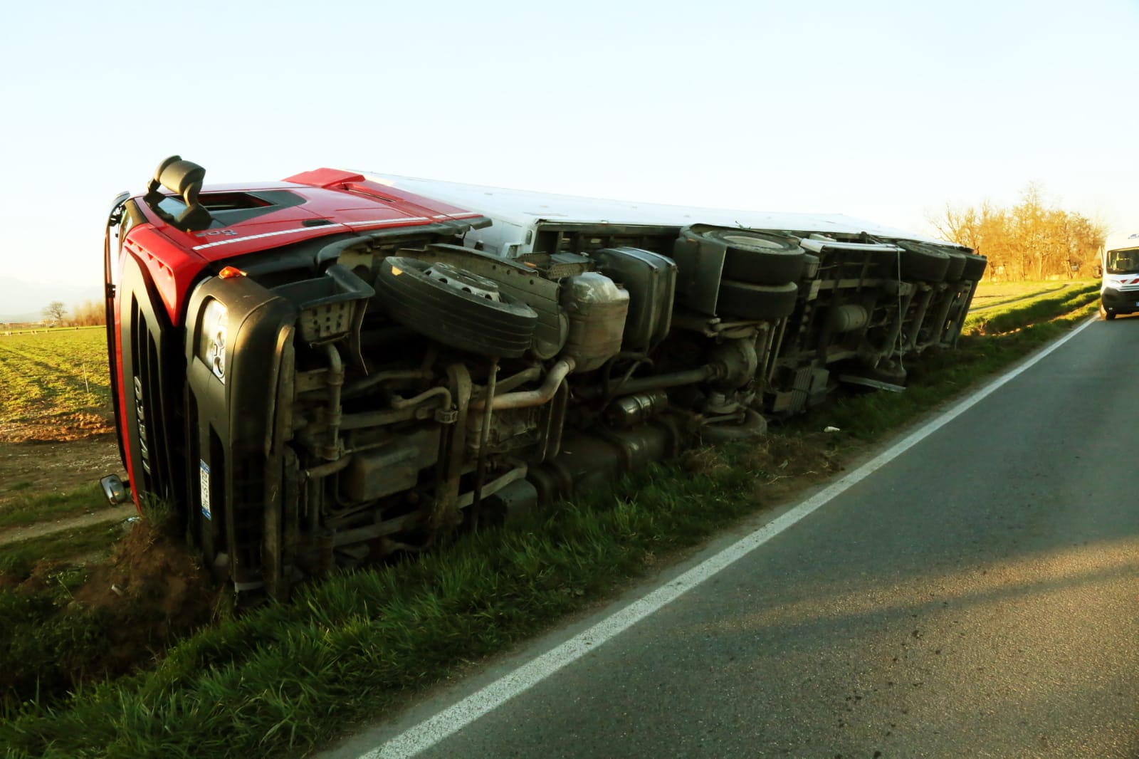 CANDIOLO – Camion ribaltato sulla provinciale 23