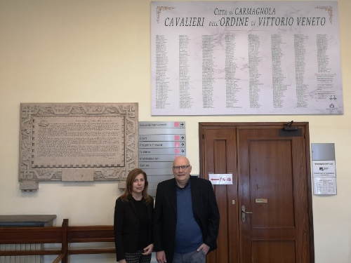 CARMAGNOLA – Il Comune scopre la lapide in memoria di 400 cittadini Cavalieri di Vittorio Veneto