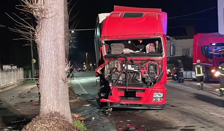 CARMAGNOLA – Schianto nella notte in via Sommariva: camion contro un albero