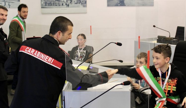 MONCALIERI – Al Consiglio comunale dei ragazzi la visita dei carabinieri