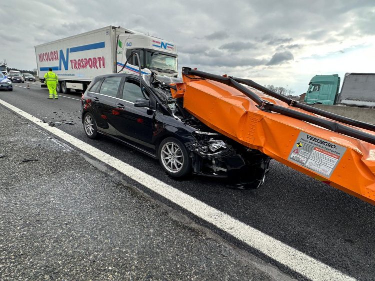MONCALIERI – Incidente allo svincolo della tangenziale