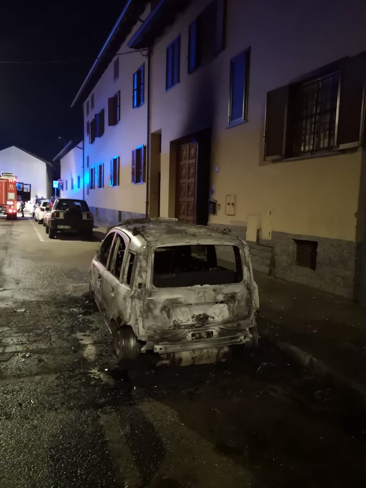 POIRINO – A fuoco due auto in via Roma, paura nella notte tra sabato e domenica