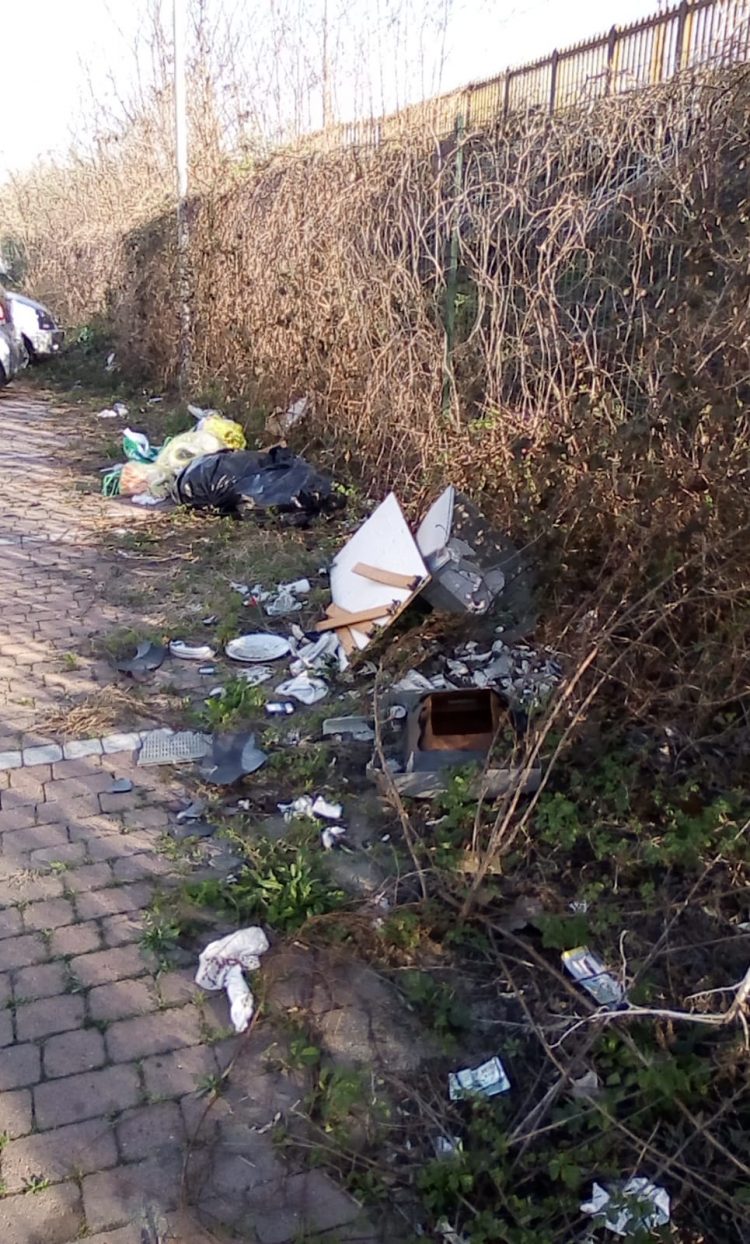 MONCALIERI – Nuovi abbandoni di rifiuti nel parcheggio di via Peschiera
