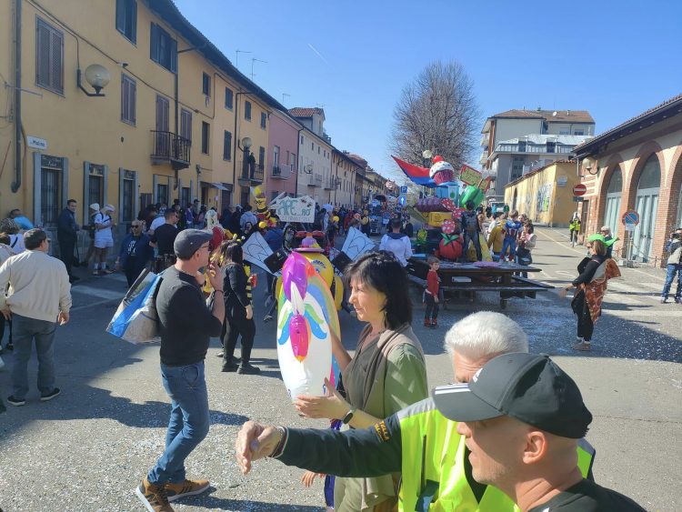 VILLASTELLONE – Domenica di festa con il carnevale