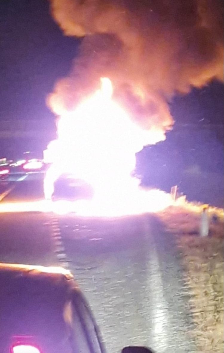 CARMAGNOLA – Incendio di un’auto sull’autostrada