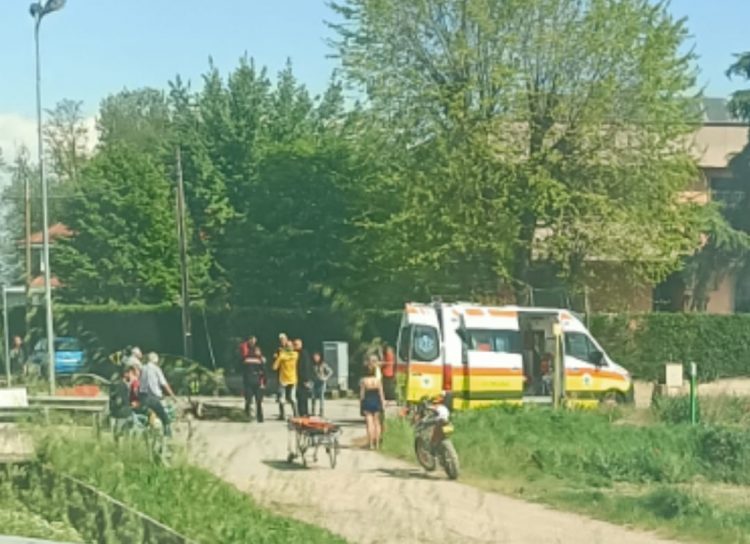 LA LOGGIA – Incidente tra auto e moto in via Piave, centauro in ospedale