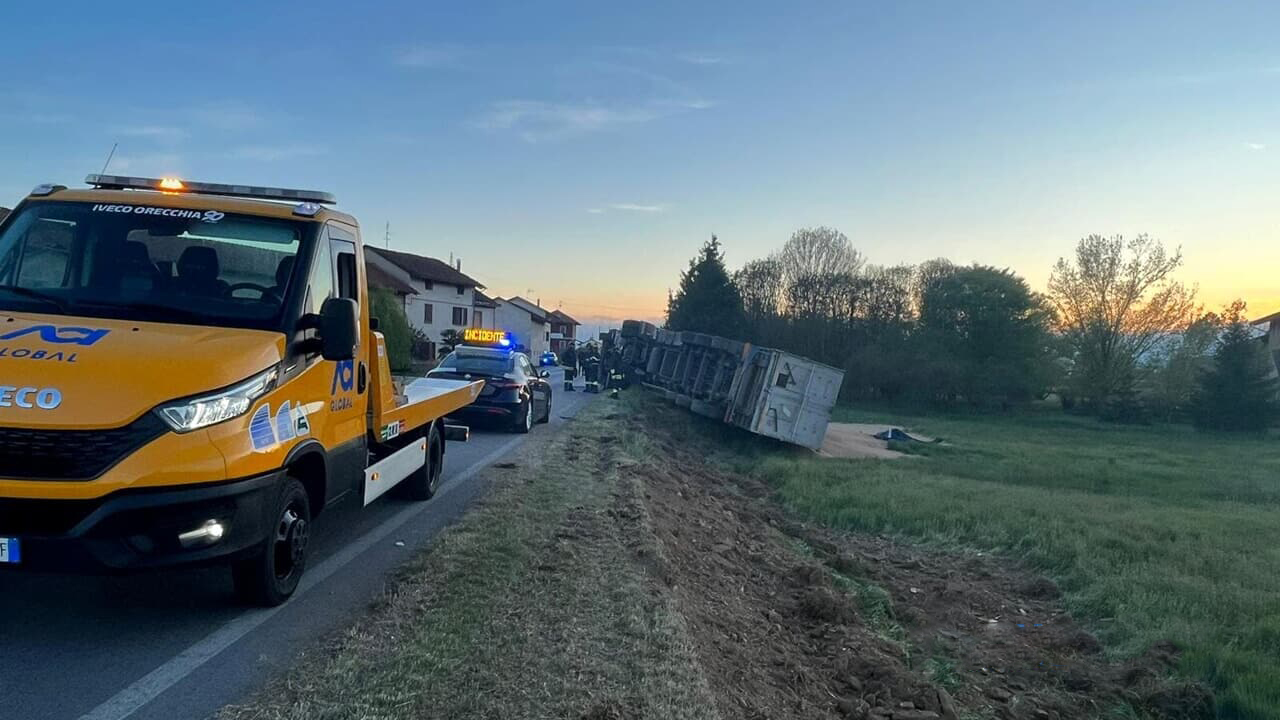 POIRINO – Tir si rovescia e blocca la «29»