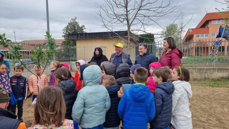 LA LOGGIA – I bambini preparano l’orto didattico