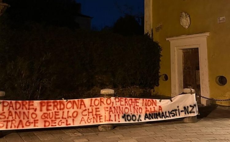 NICHELINO – Lo striscione animalista contro l’uso di agnelli durante i pranzi di Pasqua