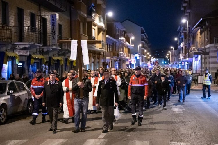 NICHELINO – La Via Crucis per il venerdì santo