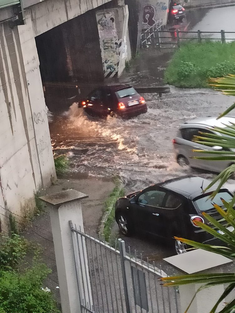 MALTEMPO – Oggi ancora piogge e allarme. Lamentele per gli allagamenti a Moncalieri in via Pastrengo