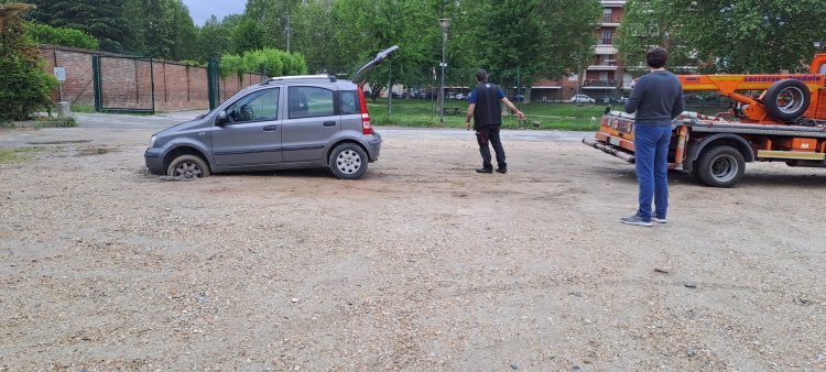 CARMAGNOLA – Entra nel parcheggio ma si incastra con la macchina in una buca non segnalata