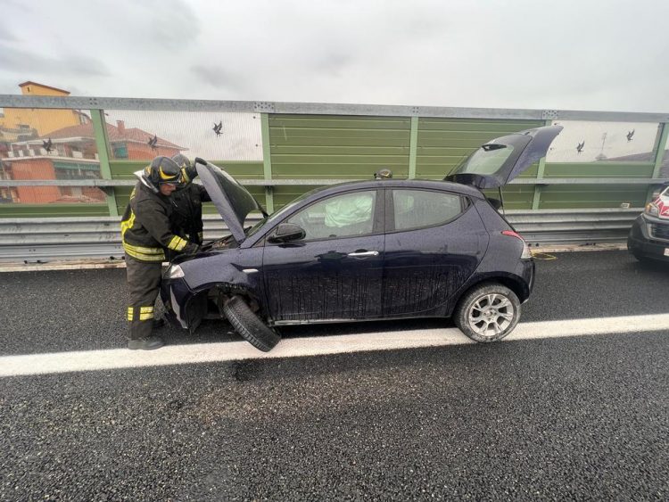 MONCALIERI – Perde il controllo della macchina e si schianta in sopraelevata