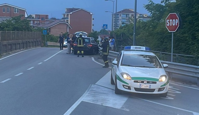 CARMAGNOLA – Alticcia al volante si schianta contro il guardrail: denunciata